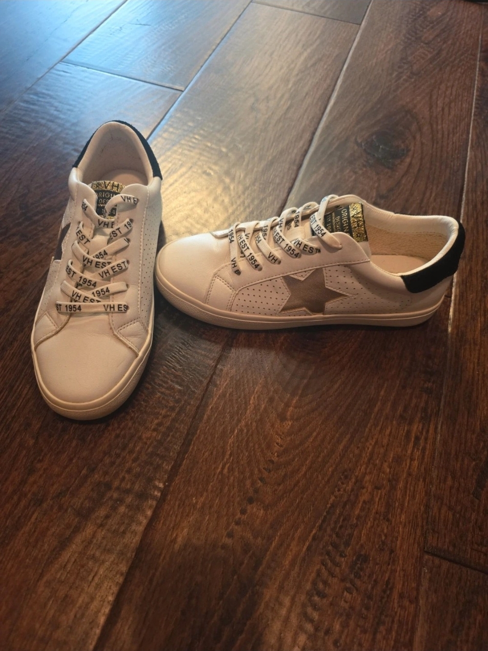 Vintage Havana White Leather Star Accent Sneakers - Women's Casual Lace-Up
